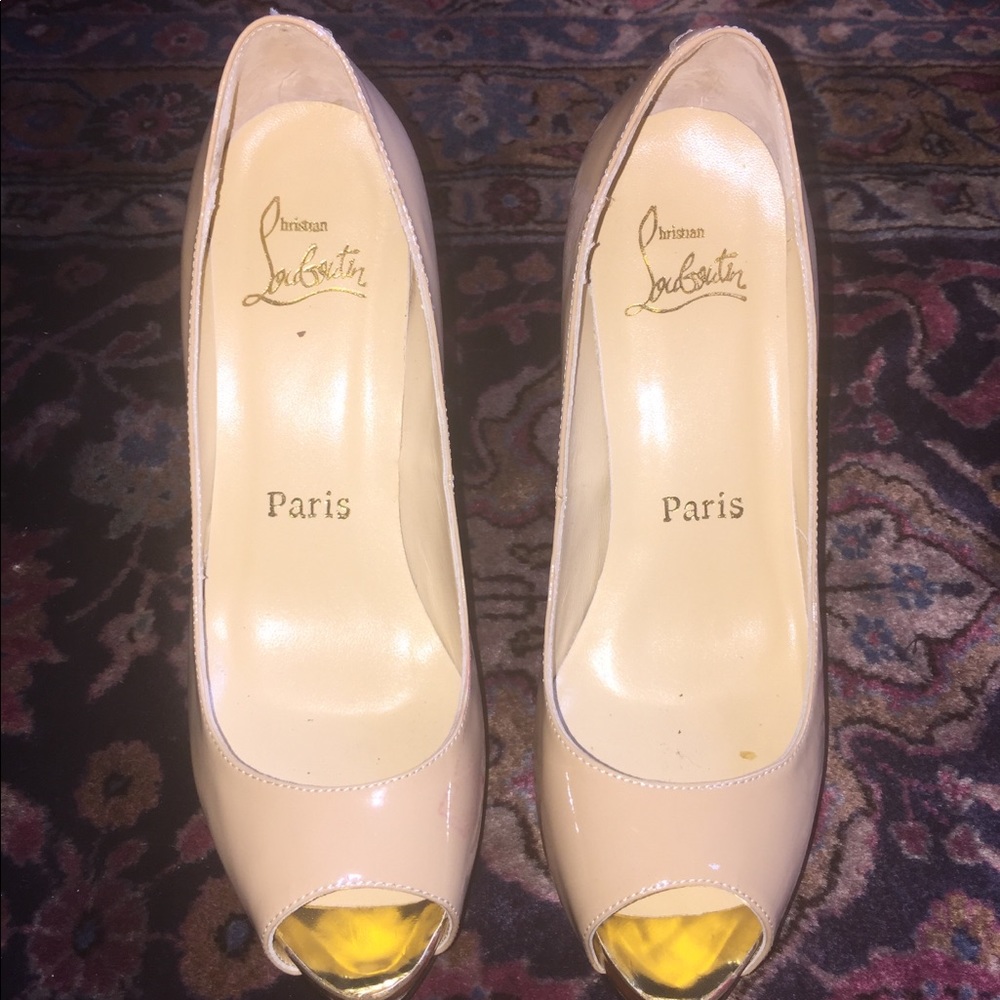 Women’s nude color peep toe pump